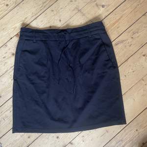 Svart kjol i strl M från ONLY. Använd fåtal gånger, lite tjockare material och midwaist.  Längd: mitten på låren.