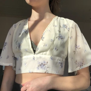Blus - Krämvit blus med blommor på ifrån showpo! Knappt använd och därav k fint skick!