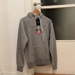 (Helt ny) och aldrig använd gant hoodie i storlek S säljes då det ej är min stil och blev ett impulsköp. Köptes för 1200 kr på gant.