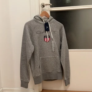 Gant hoodie - (Helt ny) och aldrig använd gant hoodie i storlek S säljes då det ej är min stil och blev ett impulsköp. Köptes för 1200 kr på gant.