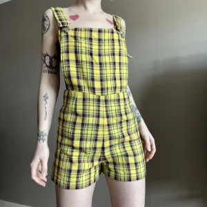 Dungarees i gult - Gula hängelshorts från Beyond Retro! Så jäkla coola och bekväma. Sömmen runt dragkedjan baktill har börjat repa upp sig något men det är enkelt att fixa. Lägre pris därav. Har ett glansigt foder och är annars välgjorda och snygga. 