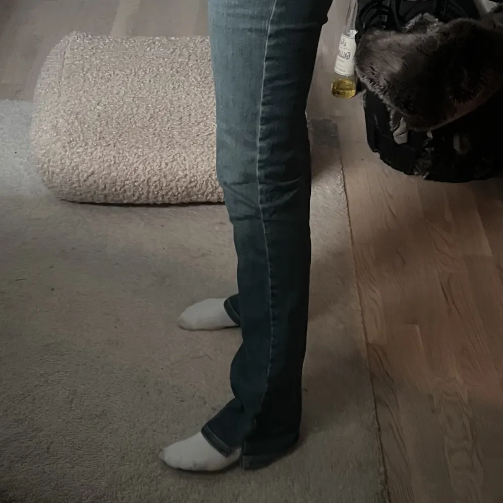 Säljer dessa LTB jeans i modellen Valerie. Är 173 cm lång och dem är lite korta. Annars sitter dom bra och är väldigt snygga! Det är en liten uppklippt slits längst ner på båda sidor. Köpta för 750.. Jeans & Byxor.