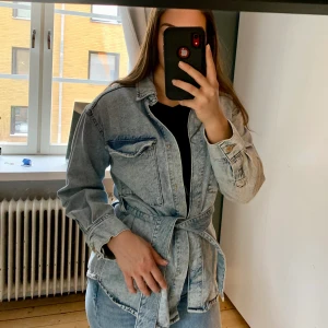 Jeansjacka - Sommar/vår jeansjacka. Aldrig använd. Nypris 599kr.