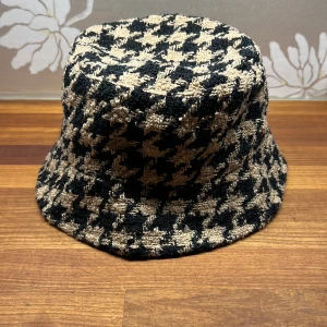 Bucket hat! - bucket hat från hm, helt oanvänd:) Nypris 150!