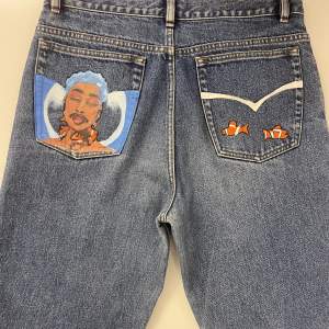 Jeans i bra skick med målad design 