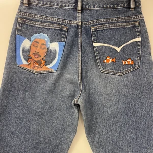 Målade blåa jeans  - Jeans i bra skick med målad design 