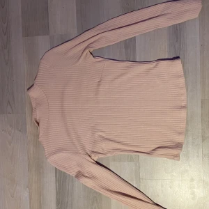Polotröja  - Rosa polotröja! Råkade köpa två så säljer den andra.