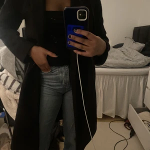 Svart kappa  - En svart kappa från zara passar till allt 