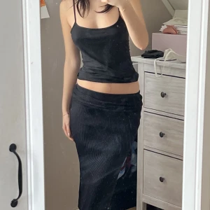 Lång kjol - Superfin svart kjol från zara som inte kommit till användning. Köpte storlek M så jag kan ha den Lågmidjat men funkar jättebra högmidjat ändå❤️den är tunn för att vara stickad men täckande🥰pris kan diskuteras