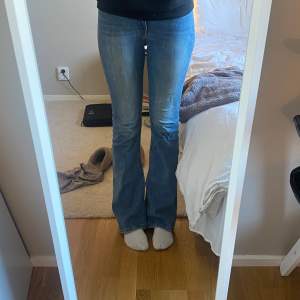 Säljer mina blåa midwaist bootcut jeans från zara, knappt använda då de är försmå💓