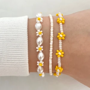 Pärlarmband  - Handgjorda pärlarmband, swipa för att se priser samt namn. Armbanden är justerbara mha kedja och karbinhake🫶🏻💕 Beställ via Instagram: hn.smycken 💐