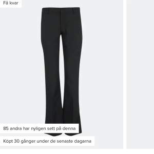 Lågmidjade konstymbyxor från bikbok med slits. Använda några gånger men i väldigt bra skick inte slitna alls. Storlek 34 men passar även en 32, lite mindre i storleken. 