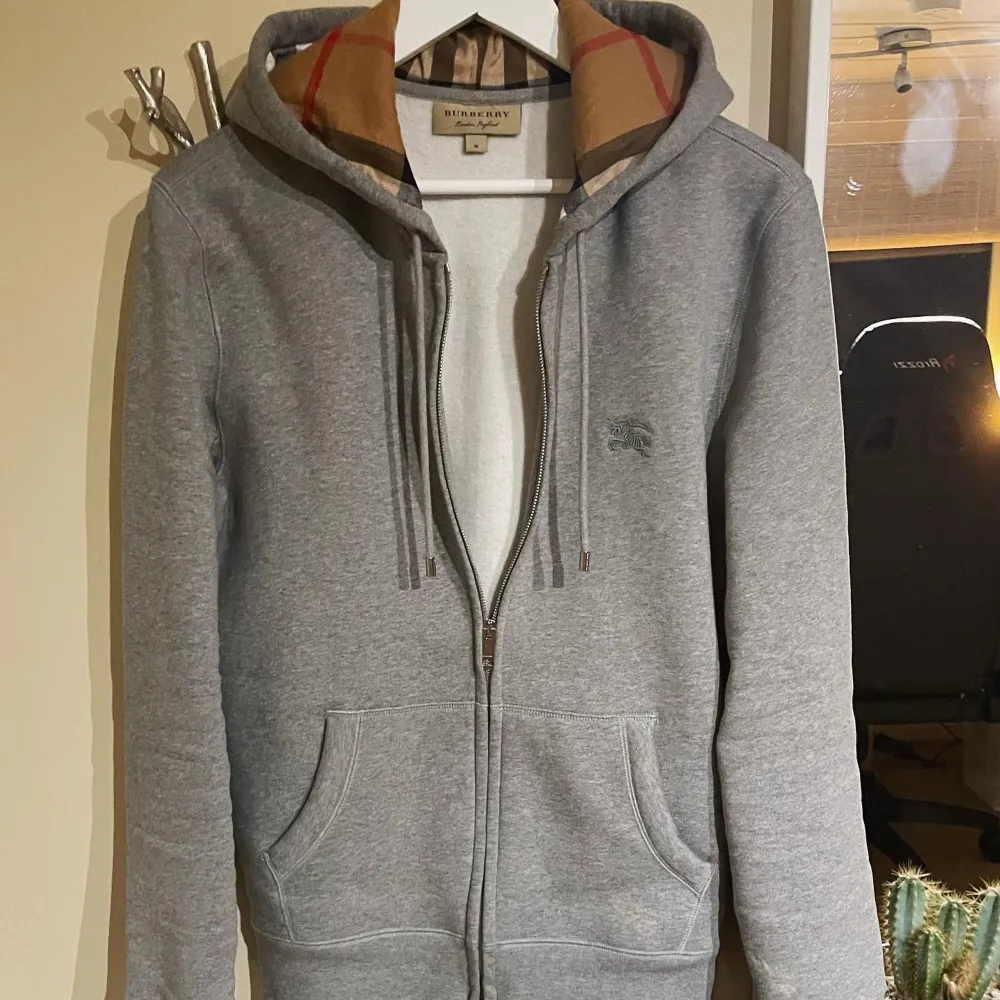 Inga byten!  Burberry Zipped logo hoodie(Fits M-L)(Grey/checkered) Brand New with tags dessutom en autenticitet lapp från Vestiaire Nypris:8500kr. Hoodies.
