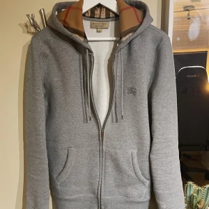 Burberry Zipped Hoodie - Inga byten!  Burberry Zipped logo hoodie(Fits M-L)(Grey/checkered) Brand New with tags dessutom en autenticitet lapp från Vestiaire Nypris:8500kr
