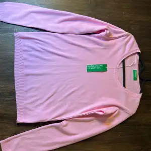 Säljer denna gulliga rosa tröjan från benetton som aldrig har används, ordinarie pris är 515 Kr 