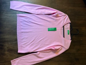 Gullig rosa tröja  - Säljer denna gulliga rosa tröjan från benetton som aldrig har används, ordinarie pris är 515 Kr 