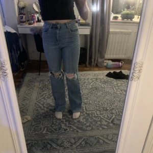 Vero Moda jeans - Säljer dessa jeans från Vero Moda i stl 28/32. Har normalt sätt stl S och passar mig perfekt. Är 173 cm.💜 