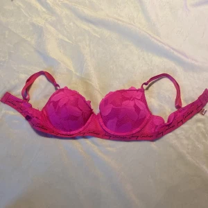 Juicy couture bh - Säljer denna bh-n min mamma köpte till mig, den är i nyskick och jag säljer den pga att den inte passar mig💗