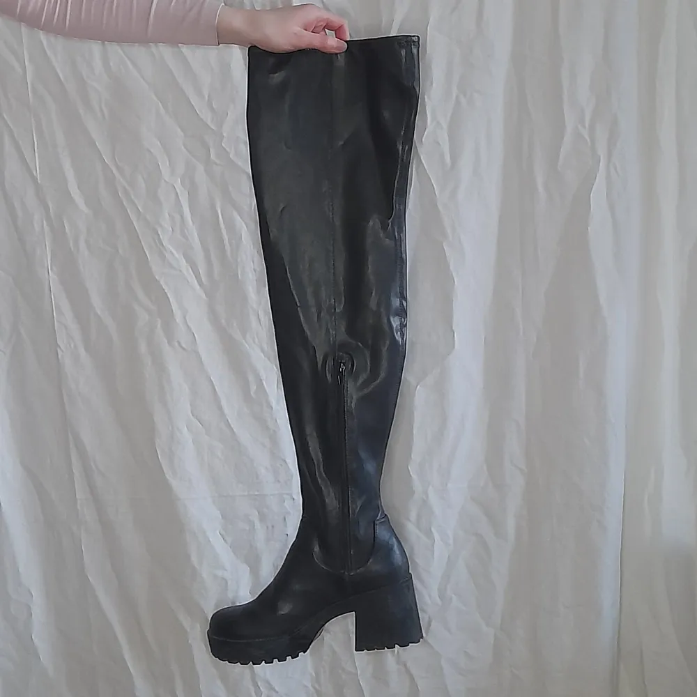 Thigh-high boots från monki, använda ett fåtal gånger. Dragkedja på innersidan Nypris: 400kr. Skor.