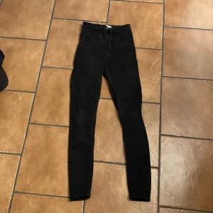 Högmidjade skinny jeans  - Skinny jeans från Gina tricot, Molly highwaist skinny jeans i storlek S