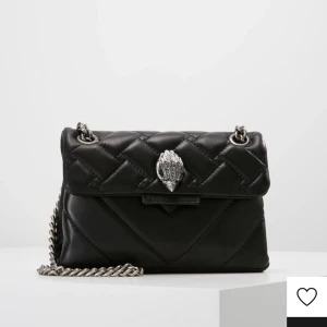 Kurt geiger väska  - Säljer eller byter min superfina svarta Kurt geiger vöska i lilla modellen. Den är i toppen skick och nästan aldrig använd då jag har en annan väska. Fler bilder finns❤️