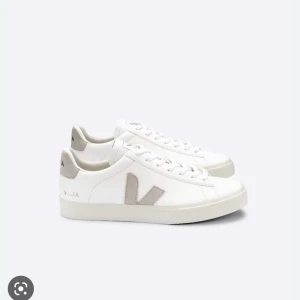 Veja skor - Veja skor i väldigt bra skick, använda fåtal gånger, köpta för 1500kr. Pris kan diskuteras vid snabb affär 😊säljer då dom är lite för små   köparen står för frakten 