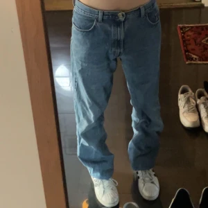 Jeans - Ganska tjocka jeans som är lite baggy i modellen :) Köp gärna köp nu!