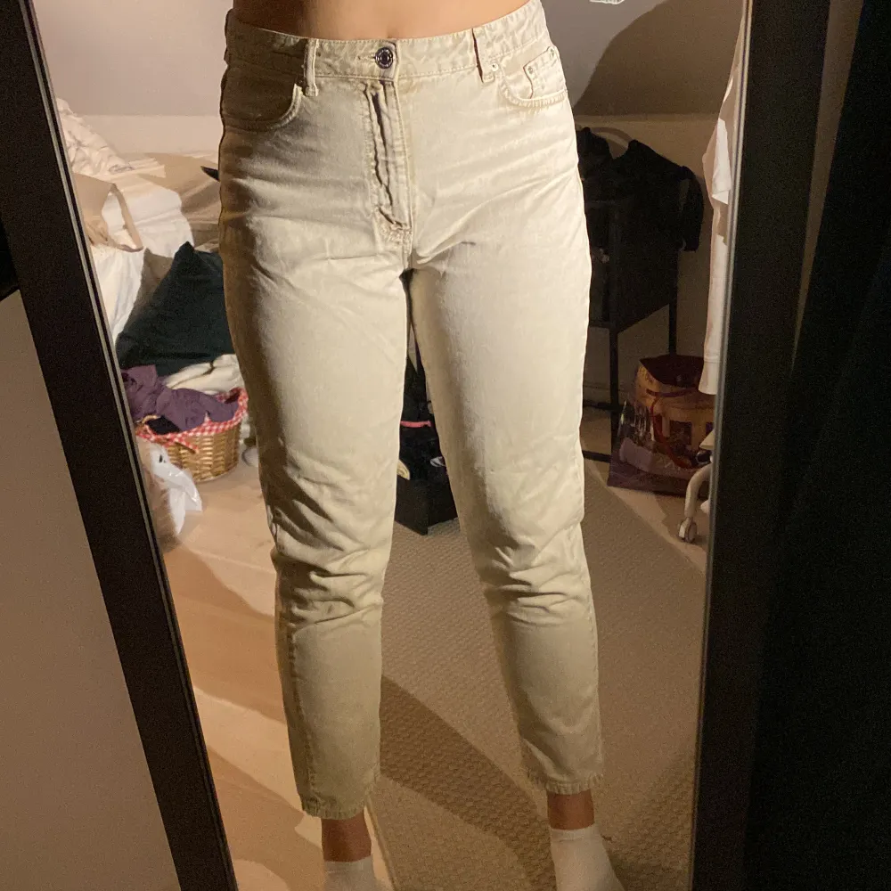 Begia jeans från Gina tricot. De är för små för mig så de sitter tight. De har en annan passform än hur de ser ut på bilden. Inga tecken på användning . Jeans & Byxor.