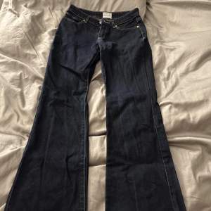 Super snygga boutcut jeans med låg midja från Abrand Jeans💕använda fåtal gånger. Köpta för 999kr❤️skriv för fler bilder eller frågor.