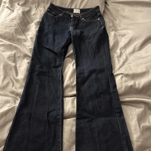 Lågmidjade jeans  - Super snygga boutcut jeans med låg midja från Abrand Jeans💕använda fåtal gånger. Köpta för 999kr❤️skriv för fler bilder eller frågor.