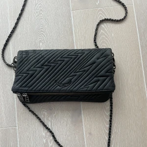 Zadig väska - Jättefin Zadig väska i mycket bra skick! Köpt för 4000 kr förra sommaren och säljer nu då jag vill köpa en ny💞Kan gå ner i pris vid snabb affär!