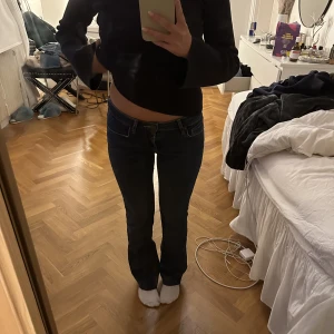 Zara jeans - Lågmidjade jeans från Zara som är avklippta så att de ska passa någon som är runt 1,60-1,65! Nyskick