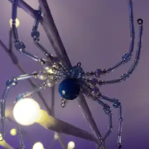 Handgjord blå spindel gjord av sead beads, bugles, glaspärlor, och ståltråd. Köparen betalar för frakten. Benen är böjbara (-: