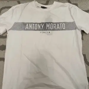 En väldigt fin tshirt från det italienska märket Antony Morato. Helt oanvänd i storleken XL