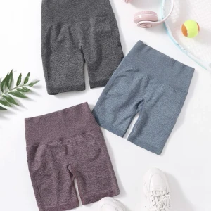 Träningsshorts - Träningsshorts med scrunch i storlek medium, sitter jättebra och sköna🦋 obs: endast de rödlila kvar, hör av er vid frågor eller intresse 💕 spårbar frakt på 29kr tillkommer📦
