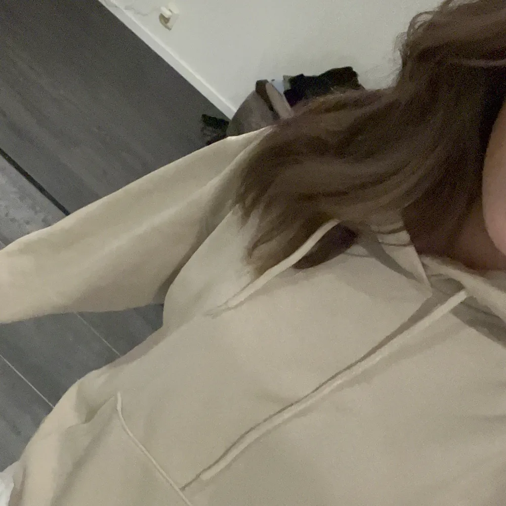 Säljer en beige hoodie från weekday. Perfekt fit och bra kvalite på tyget. Funkar både till jeans eller mjukis 🫶🏻. Hoodies.