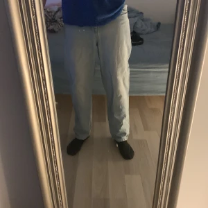 Baggy jeans - Ljusblåa baggy jeans från junkyard! Nypris 700 (pris är diskuterbart) Baggy passform ( dåliga bilder då jag växt ur dom) 30/30 