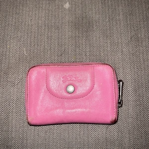 Longchamp plånbok  - Den är i superbra skick trotts att den är ca 8 år gammal Några märken finns såklart på utsidan men superfräch inuti 