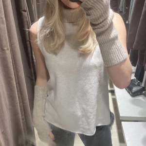 Beige polotröja - Säljer denna populära polotröja från zara! Den finns inte att köpa längre och är knappt använd! Skriv gärna för fler frågor💗