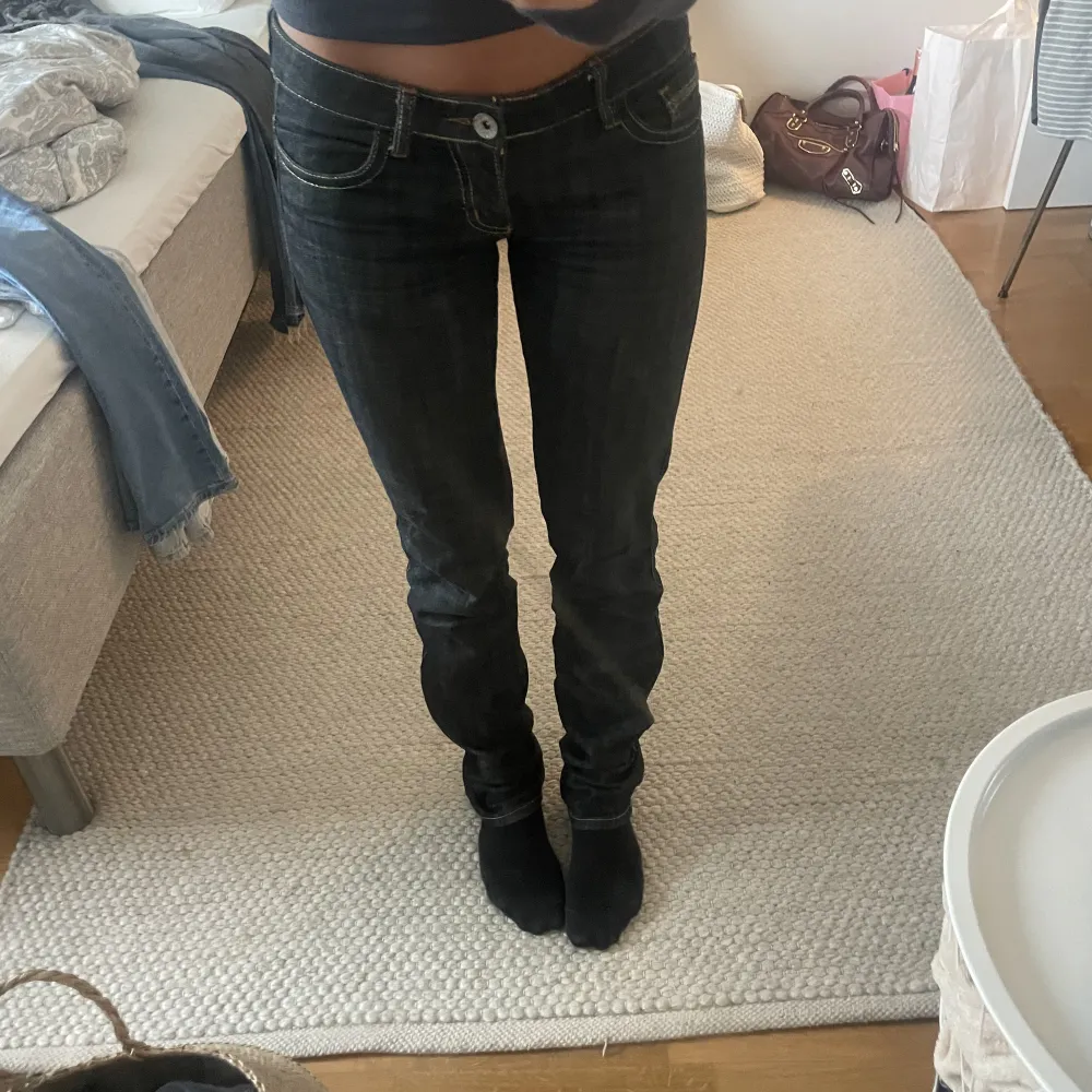 Säljer ett par supersnygga Lågmidjade jeans! Sömmarna är lite guldskimrande och jeansen är långa! Skriv för frågor💗. Jeans & Byxor.