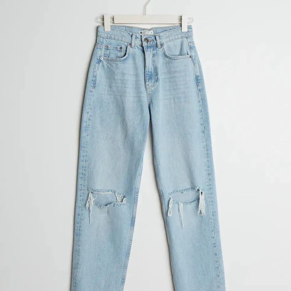 Ljusblåa jeans från Gina tricot i bra skick. Säljer då dom är för korta och för små i midjan för mig . Jeans & Byxor.