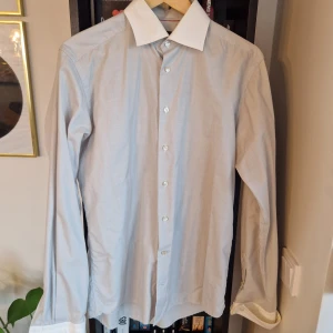 Eton skjorta  - Grå, slimfit, L med dubbelmanschett 