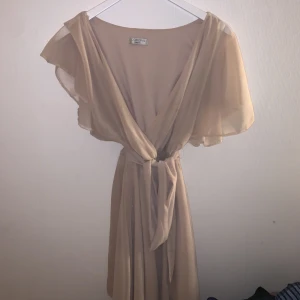 Klänning - Jätte fin klänning köpt med ett band som man kan ha runt midjan förr att få perfekt passform! Strl M 350 kr? 