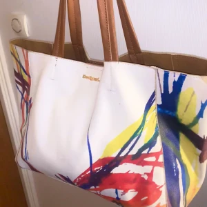 Väska Desigual - Unik märkesväska från märket desigual. Har matchande datorväska till ifall intresse finns🌸400kr