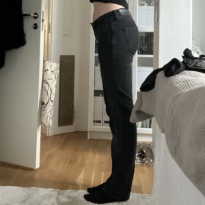 Stradivarius jeans - Hej! Säljer mina favoriter från stradivarius, jag är 176 cm lång och dom är långa på mig! Dom är inte alls mycket använda!