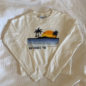 Sweatshirt lite croppad - Somrig sweatshirt från Weekday, perfekt till lågmidjade byxor. Storlek XS & jättebra skick. 60 + frakt