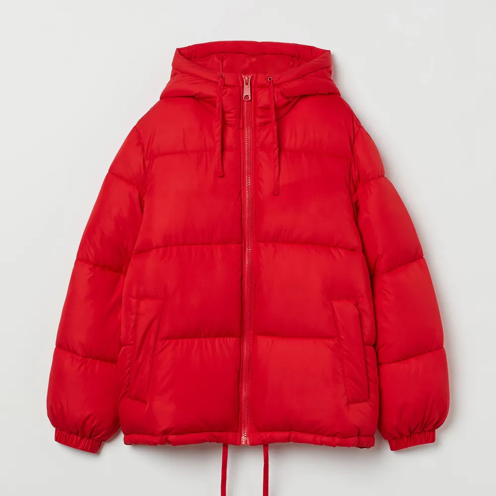 Säljer min röda puffer jacka med luva i storlek S. Väldigt varm & mysig. Jackor.