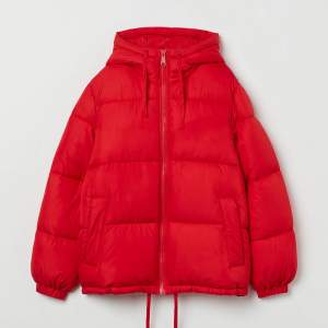 Säljer min röda puffer jacka med luva i storlek S. Väldigt varm & mysig