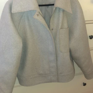 Grå jacka  - Grå jacka från nakd, väl använd men inga defekter 