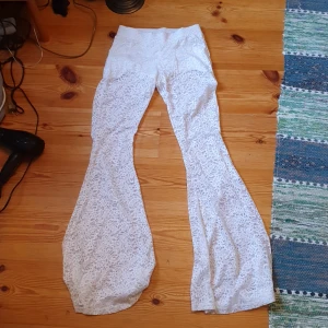 Spetsbyxor - Vita utsvänga spetsbyxor. Passar för finare tillfällen! Inga tydliga fel bara för små för mig:)
